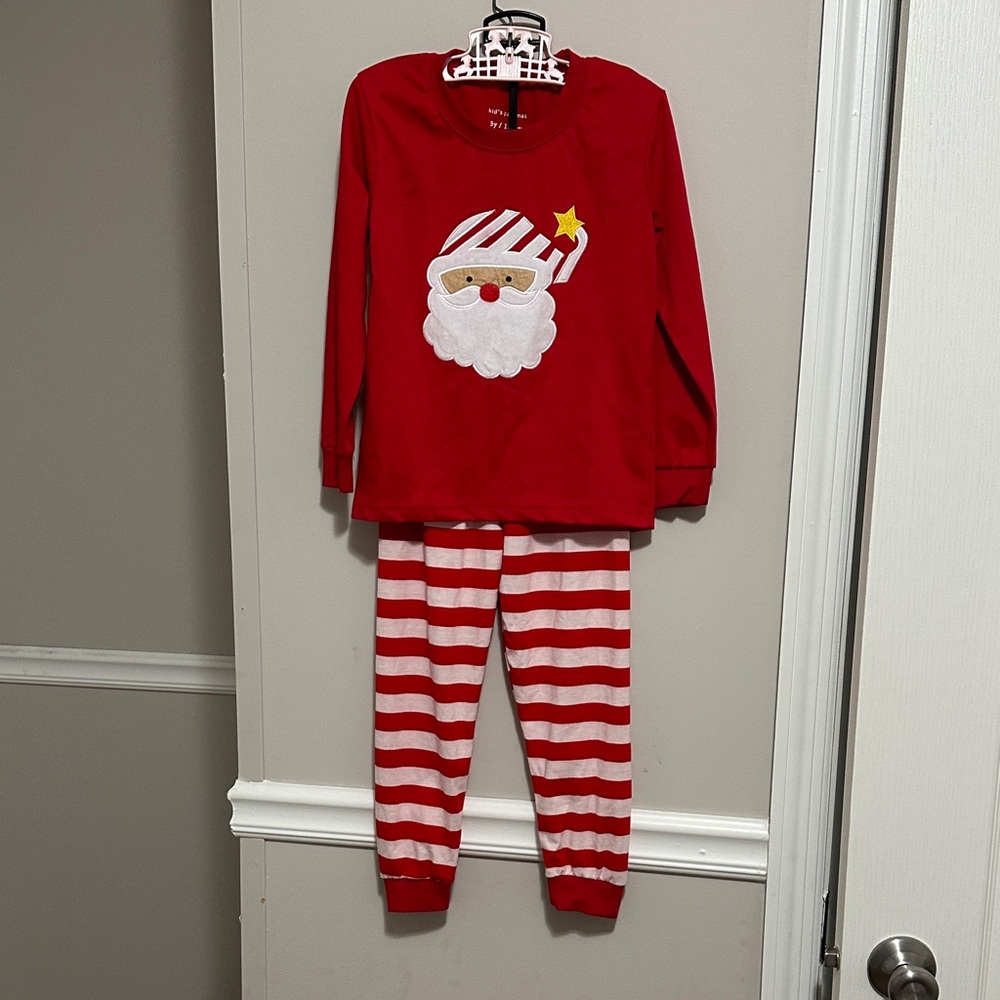 Red & White Santa Kids Pajama set sz 5 NWOT never worn no stains rips like NEW